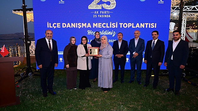 AK Parti'de 25. Yıl buluşması: Eski teşkilat mensuplarına vefa plaketi