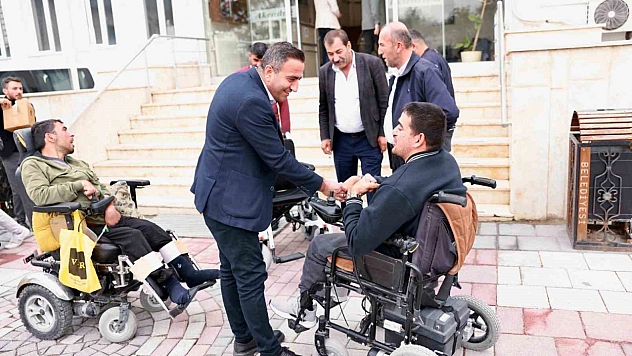 Akçadağ'da iki vatandaşa akülü sandalye desteği