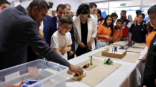 Yenilenen okul sıraları öğrencilere teslim edildi