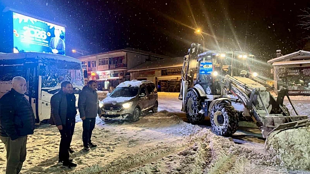 Akçadağ'da kar yağışı etkisini artırdı! Çalışmalar aralıksız sürüyor