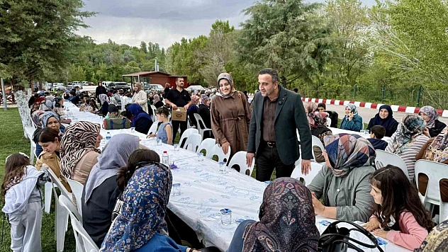 Hasan Ulutaş Anneler Günü'nde Annelerle Buluştu