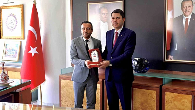 Bakan Kurum'a Akçadağ'dan teşekkür plaketi