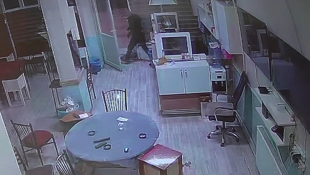 Altın ve dövizlerini 3 aydır yanında taşıyan adam gasp edildi