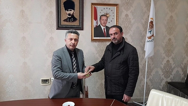 Altınları düşünmeden teslim etti