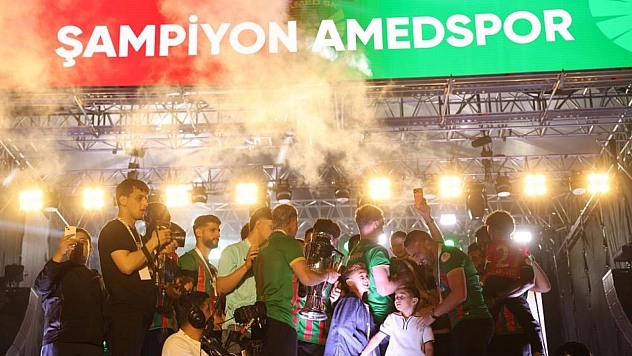 Amed Sportif Faaliyetler kupayı kaldırdı