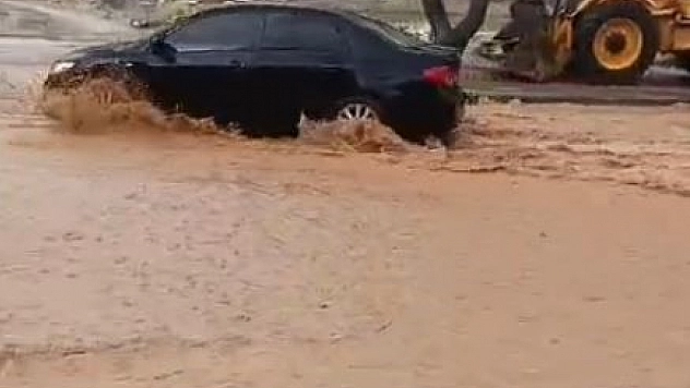 Yağışlardan cadde ve sokaklar göle döndü