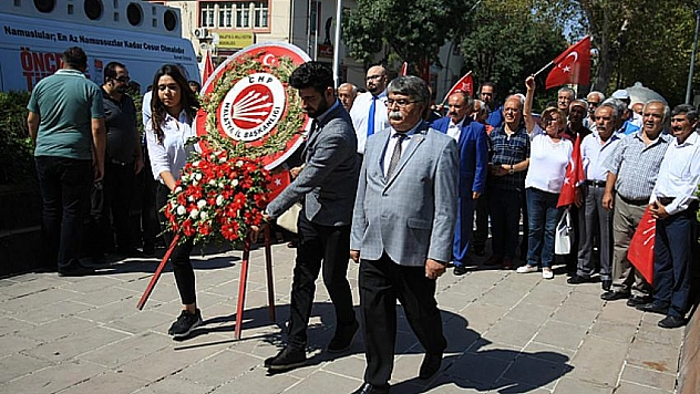 Anıta çelenk sundular