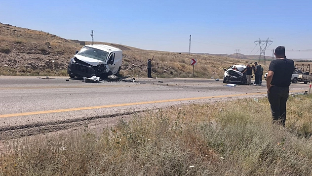 Ankara'da 2 araç kafa kafaya çarpıştı: 1 ölü, 1 yaralı