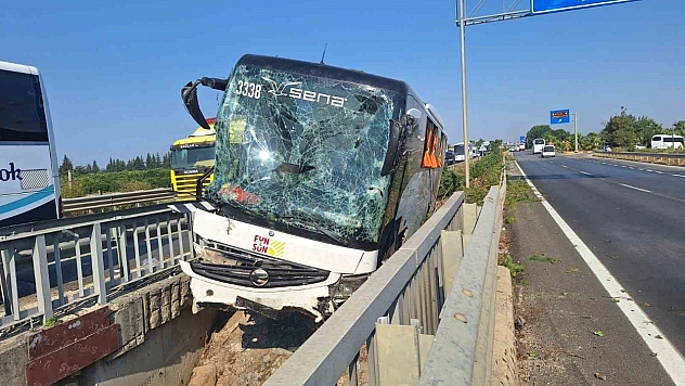 Kaza yapan tur otobüsü, köprüden düşmek üzereyken durabildi