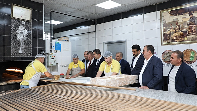 Antep lahmacunu tescilli tarifiyle pişirildi