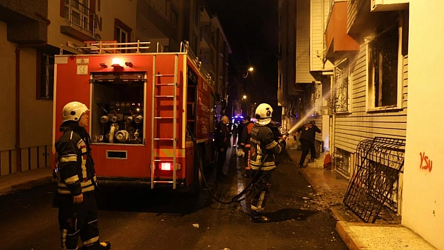 Apartman dairesinde yangın: 2 kişi dumandan etkilendi