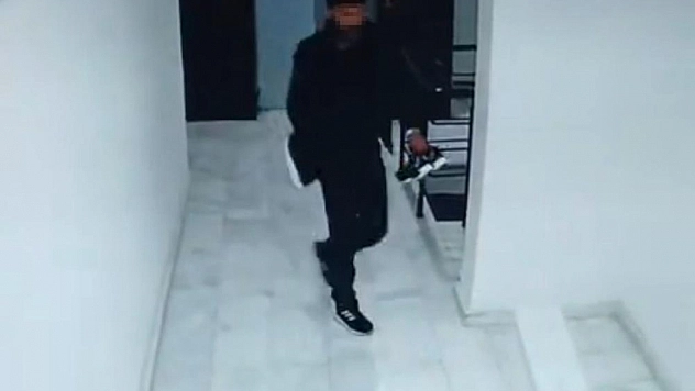 Apartmana giren hırsız ayakkabıları çaldı