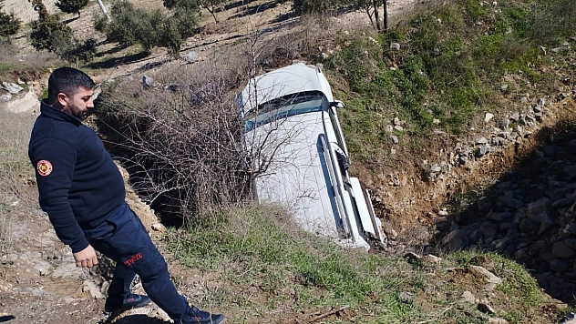 Araç şarampole devrildi