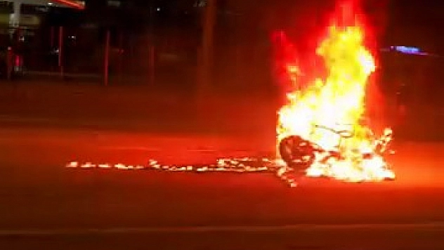 Aracın çarptığı motosiklet savrulup alev aldı: 1 yaralı