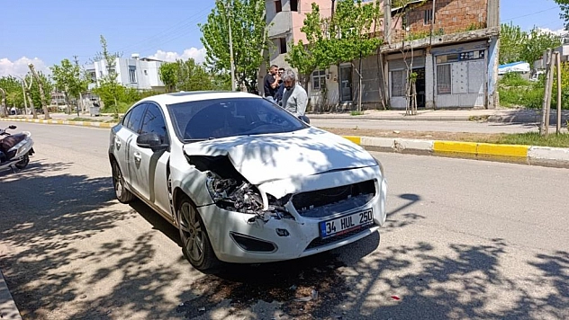 Aracın önünü kesen grup sürücüye saldırdı