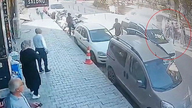 Araçla yol kestiler, 3 kişiyi darp ettiler