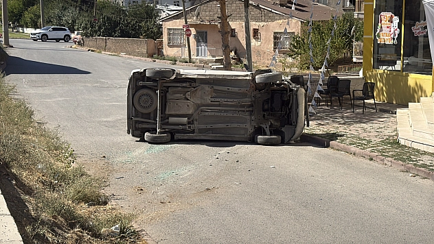 Araçlardan biri yoldan çıkıp devrildi, kazada yaralanan olmadı