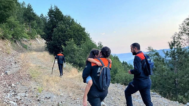 Araçta mahsur kalan baba ve kızı kurtarıldı