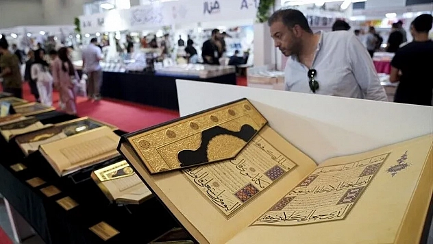 Arapça Kitap Fuarı'ndaki 'Altın Harfler' standında nadir yazmalar sergileniyor