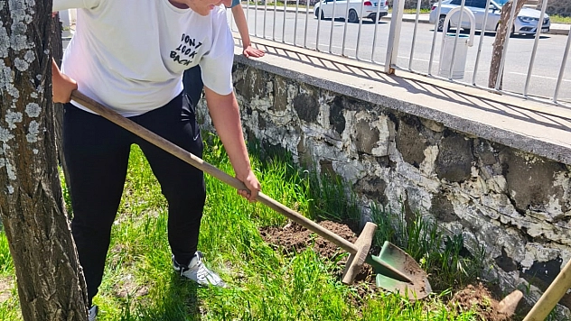 Arguvan'da öğrenciler okul bahçesine fidan dikti