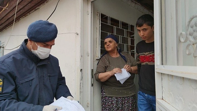 Sosyal yardımlar dağıtılıyor