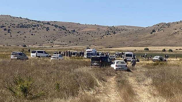 Arızalanan ot biçme makinesini tamir etmek isterken canından oldu