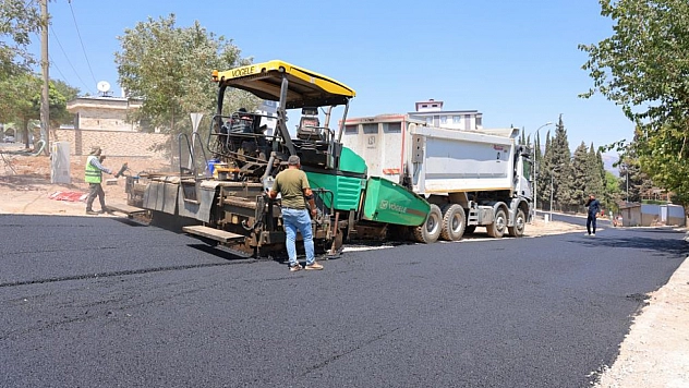 Asfalt işçileri bunaltıcı sıcağa rağmen mesaisini sürdürüyor