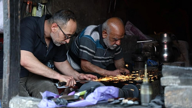 Asırlık dükkânda baba-oğulun bıçak mesaisi