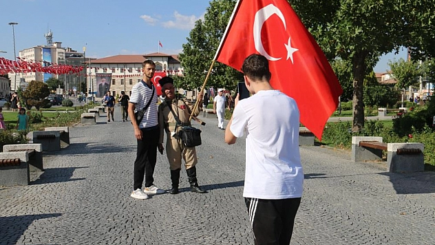 Asker kıyafetleri ve dev Türk bayrağıyla tarihi yaşatıyor