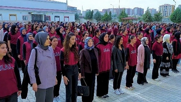 Malatya'da 450 Kız Öğrenciden Muhteşem Cumhuriyet Korosu