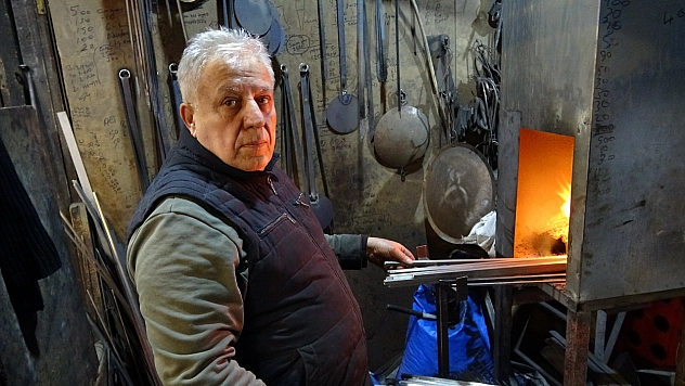 Ateş başında 60 yıldır demir dövüyor