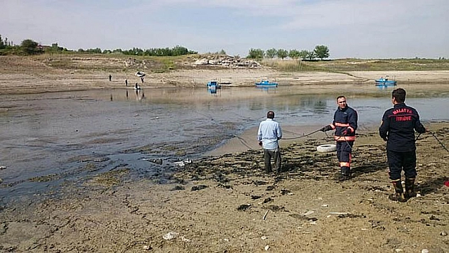 Bataklığa saplanan vatandaşı itfaiye kurtardı
