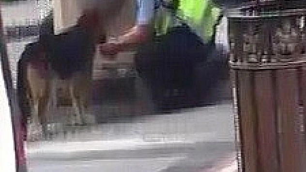 Polis eliyle su içirdi 