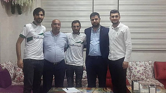 İki futbolcuyla sözleşme 