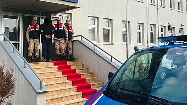 Eski polis yakalandı