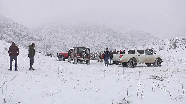 Karlı yaylada off-road gösterisi 