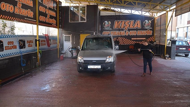Kocası vefat edince oto yıkamacı açtı 