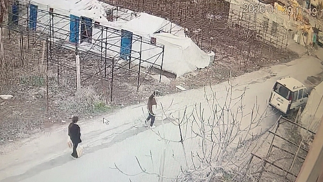 Ayakkabı hırsızları kameraya yakalandı