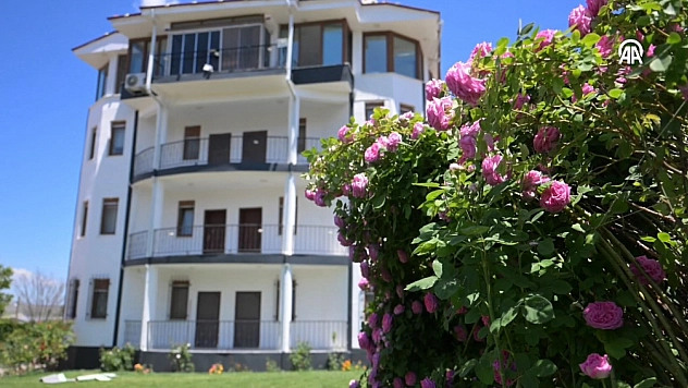 Baba ocağını 40 çeşit gülle süsledi