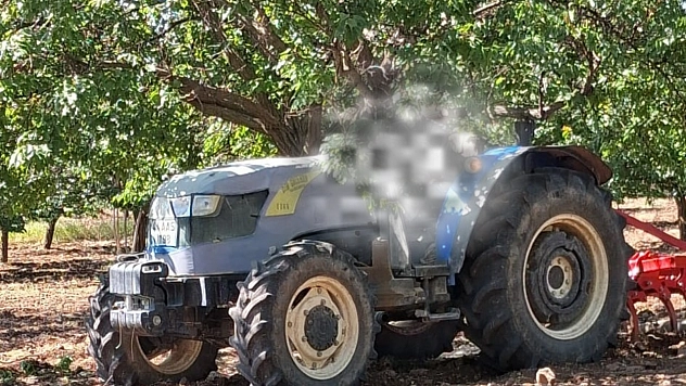 Malatya'da traktör ile kayısı ağacı arasında sıkışan çiftçi kurtarılamadı