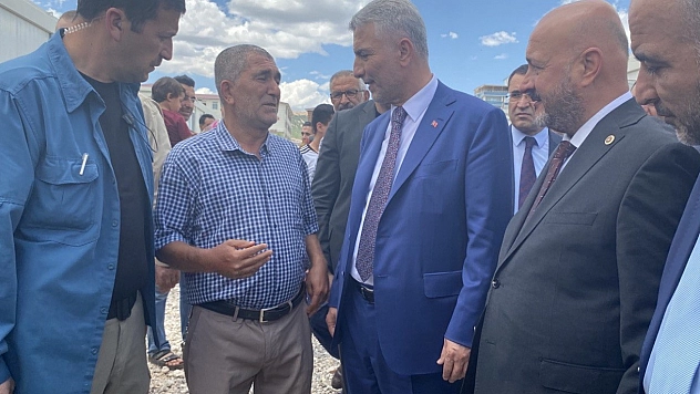 Bakan depremzedelerle bir araya geldi