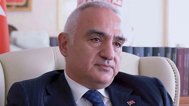 Bakan gözyaşlarını tutamadı