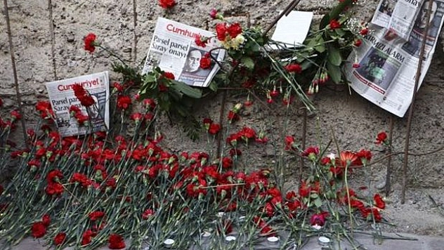 Bakan Gürlek, Uğur Mumcu'nun ailesiyle görüştü