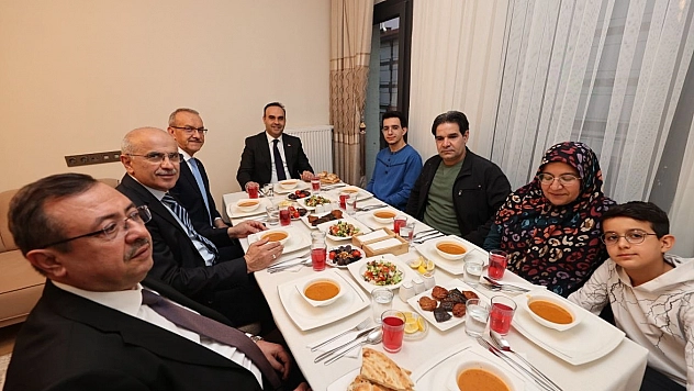 Bakan Kacır İftarda Depremzede Aileye Konuk Oldu