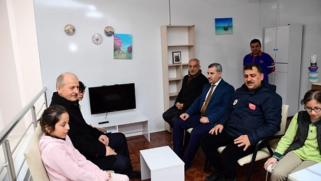 Deprem odasında heyecanlandı