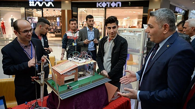 Bakan Selçuk görüntülü bağlandı