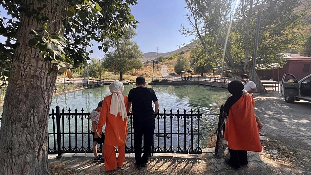 Balıklı göl doğal güzelliğiyle ziyaretçilerini ağırlıyor