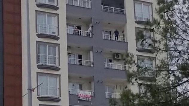 Balkondan kendini sarkıttı, ekipler harekete geçti