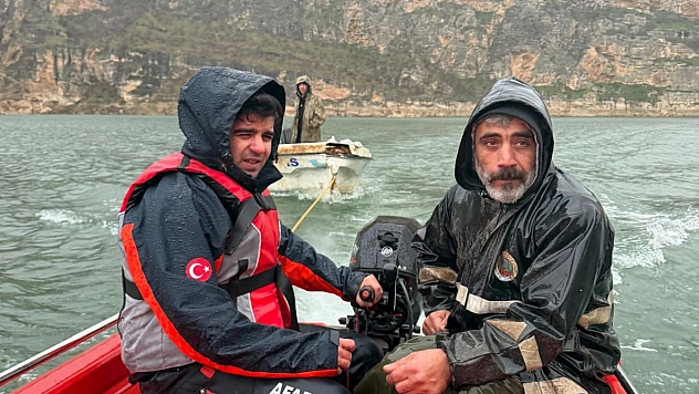 Baraj gölünde mahsur kalan iki kişi kurtarıldı