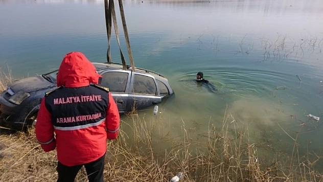 Otomobil baraj gölüne düştü
